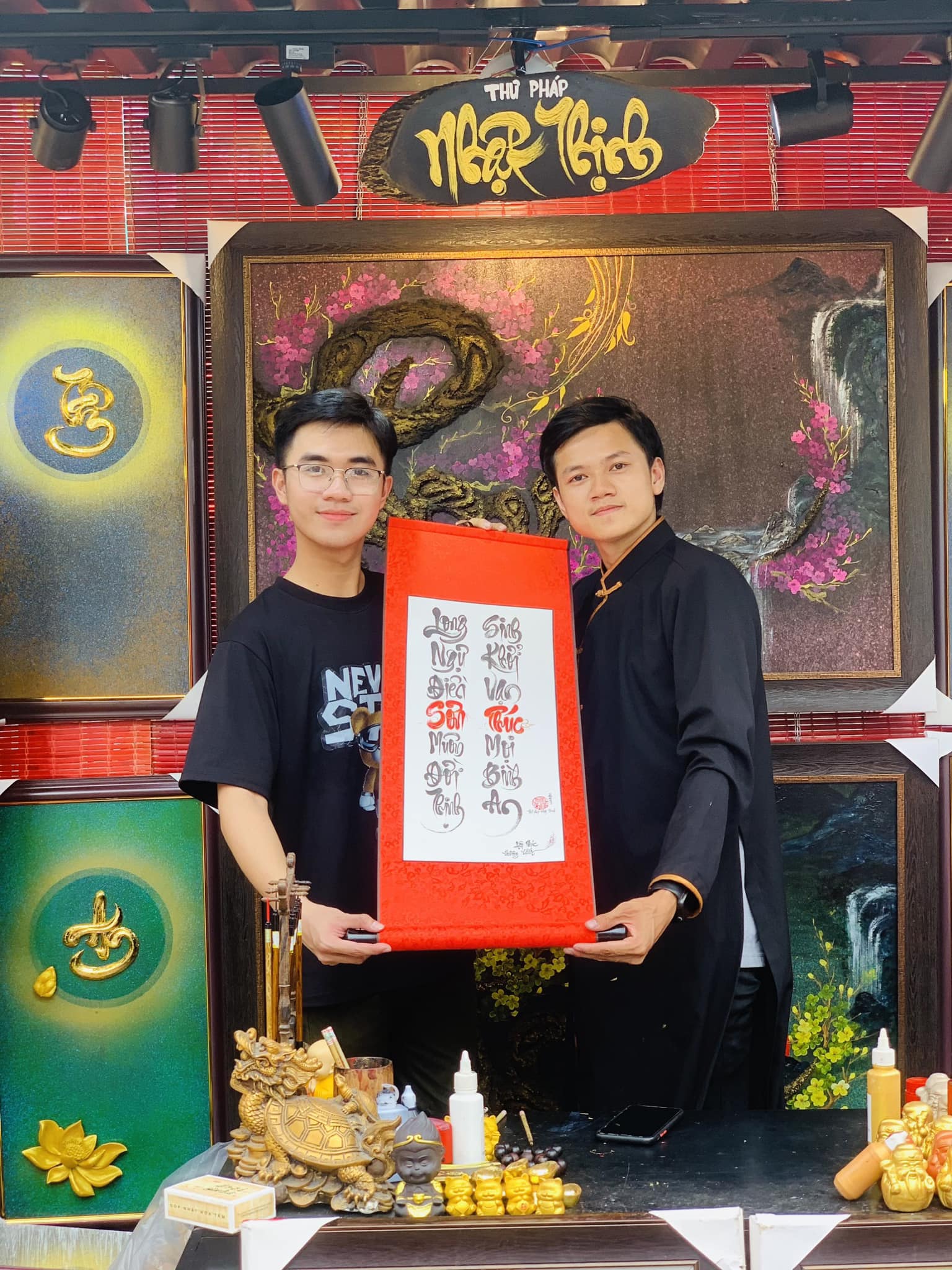 TRANH THƯ PHÁP-DỊCH VỤ ÔNG ĐỒ VIẾT CHỮ THƯ PHÁP SỰ KIỆN THẦY ĐỒ TẶNG CHỮ