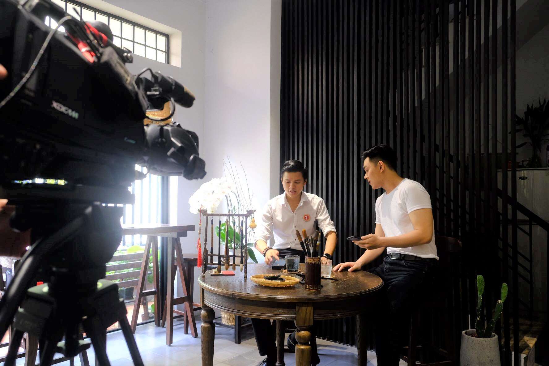 TRANH THƯ PHÁP-DỊCH VỤ ÔNG ĐỒ VIẾT CHỮ THƯ PHÁP SỰ KIỆN THẦY ĐỒ TẶNG CHỮ