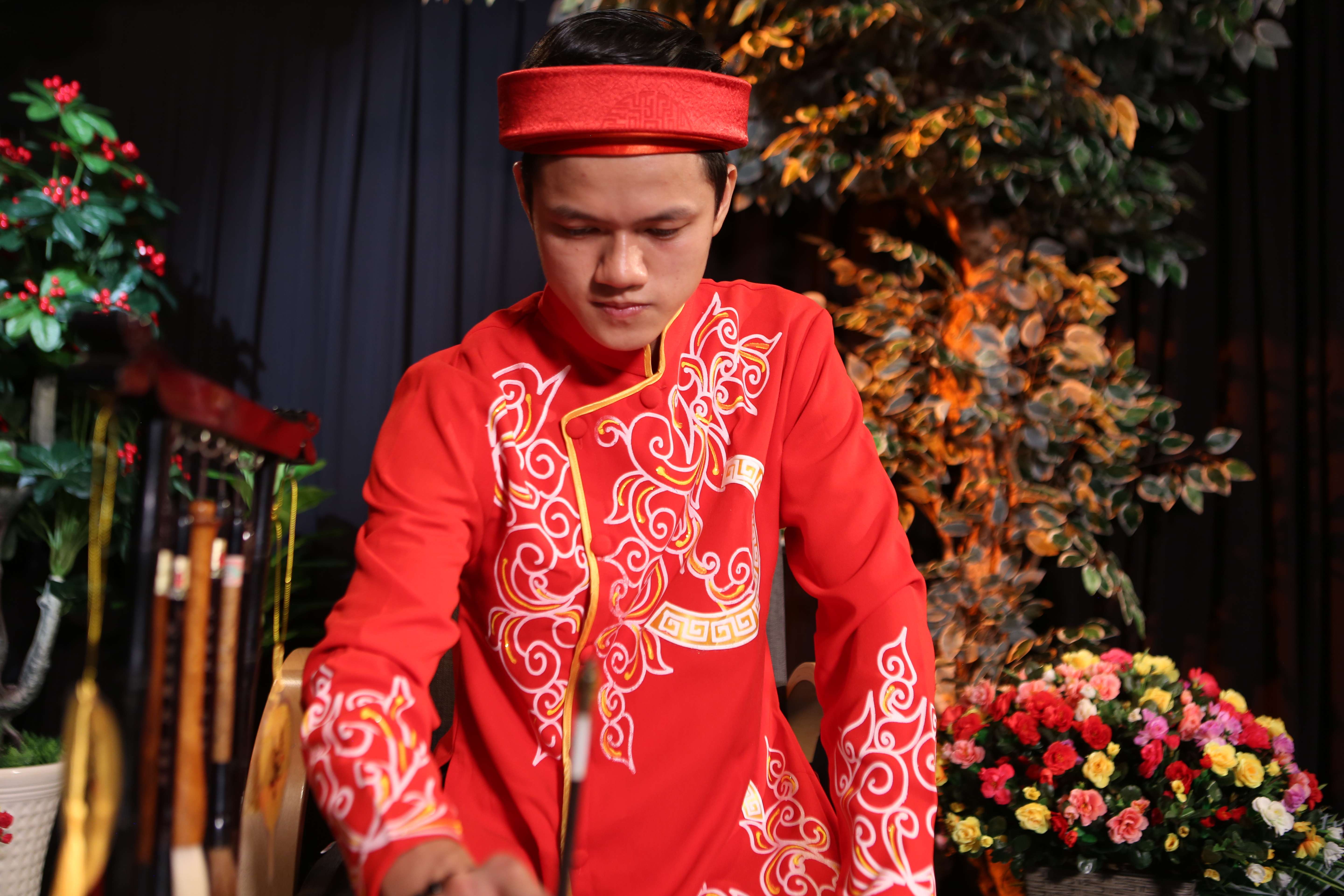 TRANH THƯ PHÁP-DỊCH VỤ ÔNG ĐỒ VIẾT CHỮ THƯ PHÁP SỰ KIỆN THẦY ĐỒ TẶNG CHỮ